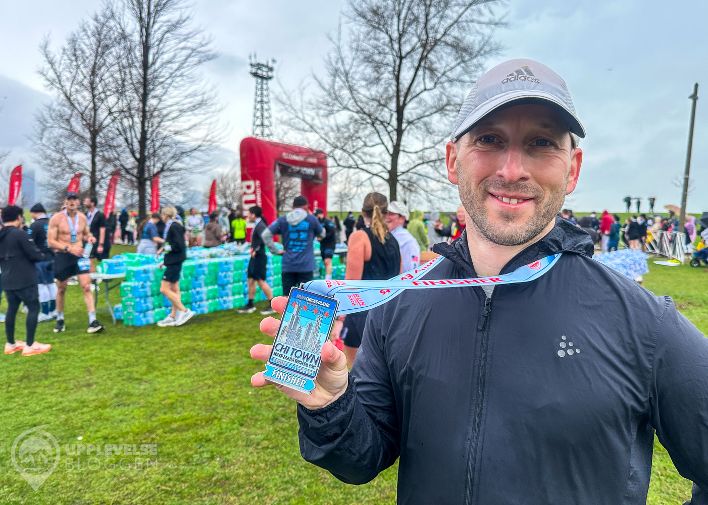 Dryden och medaljen efter Chi Town Half Marathon & 10K