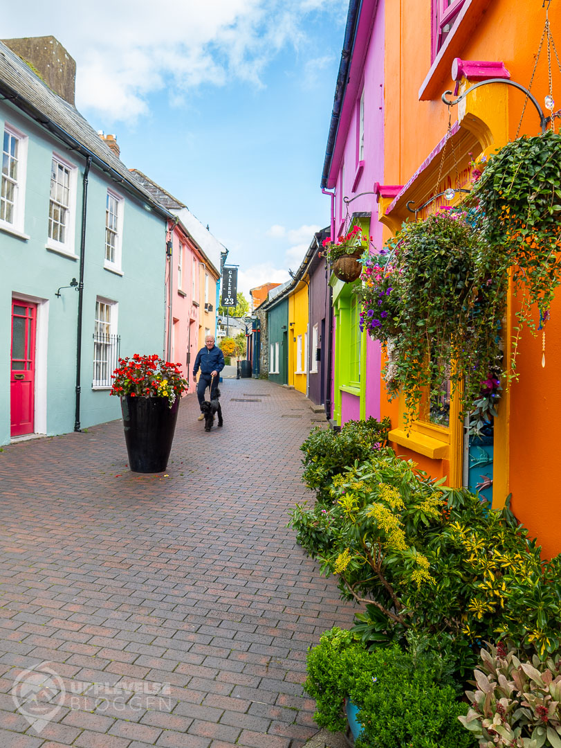 Mysig gata i Kinsale, Irland