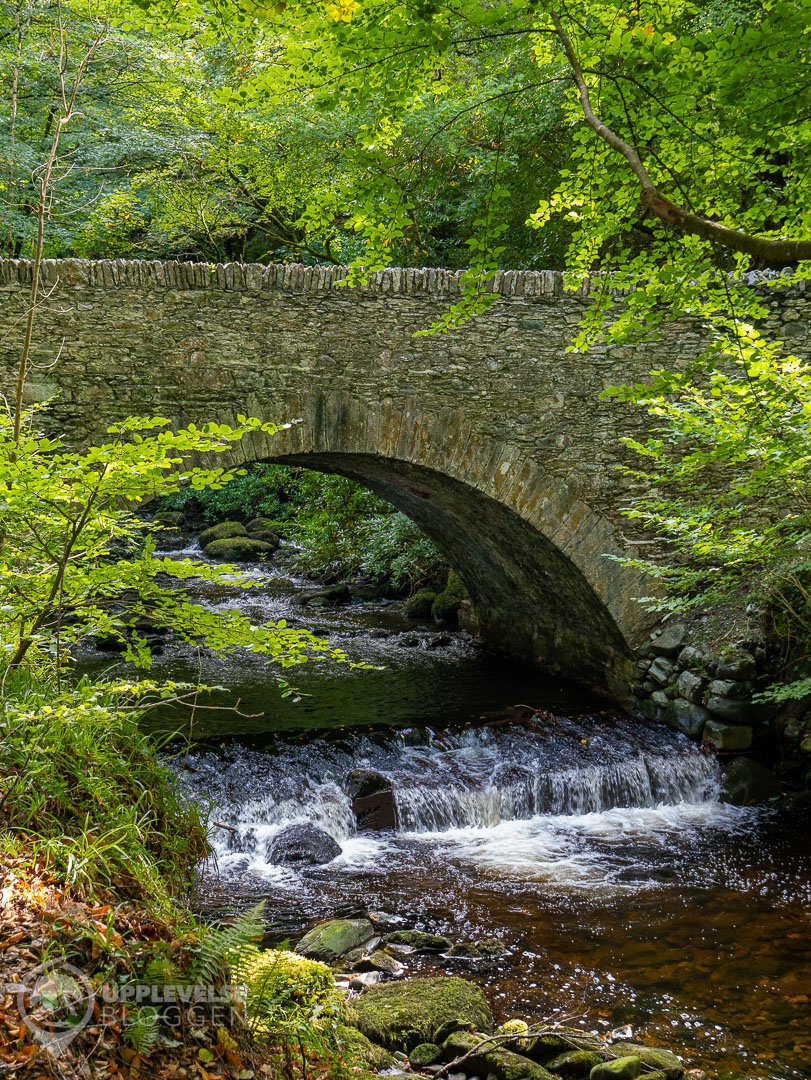 Gammal stenbro vid Torc Waterfall på Irland