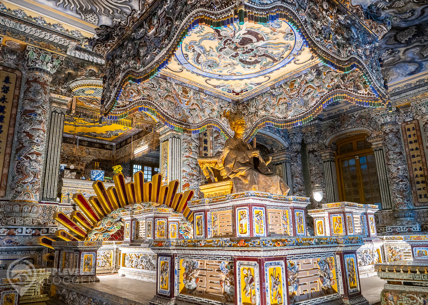 Insidan av Khai Dinhs mausoleum utanför Huế