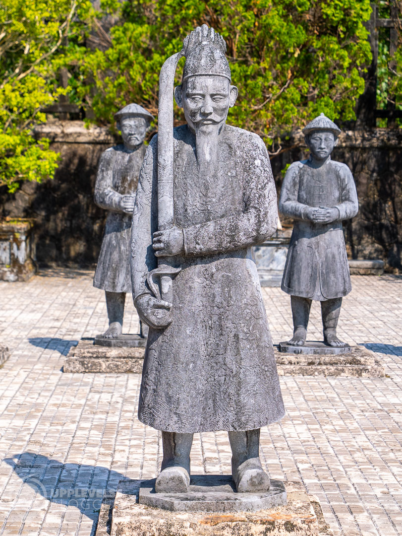 Staty i Kejsaren Khai Dinhs mausoleum utanför Huế