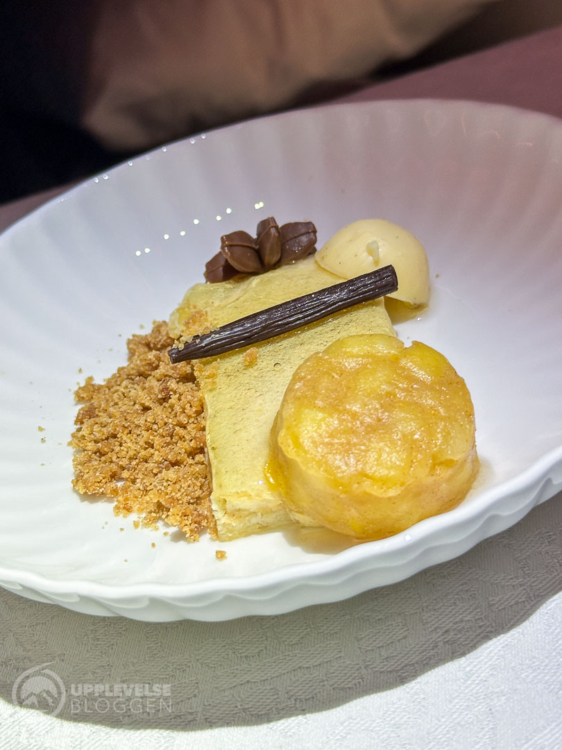 Färskt äpple på kanelmousse, chokladcrisp, len vaniljkräm och smulor av den speciella nederländska speculaaskakan