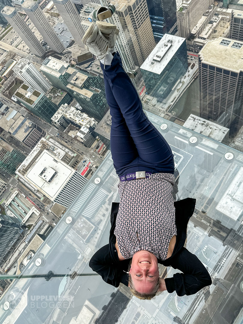 Maria poserar på The Ledge i Willis Tower