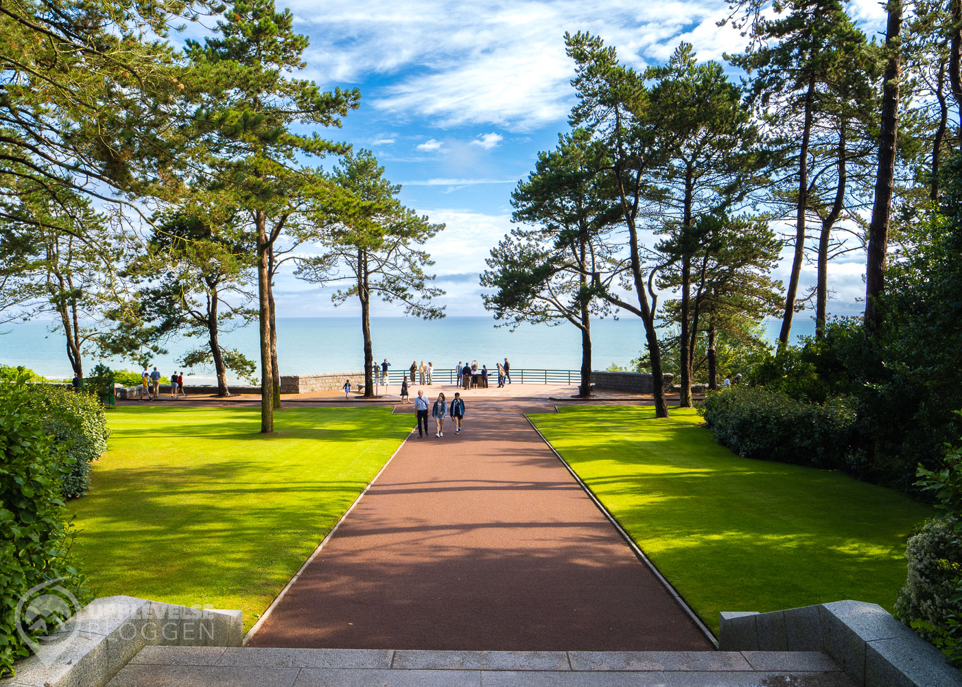 Gångväg ner till utsiktsplats över Omaha Beach