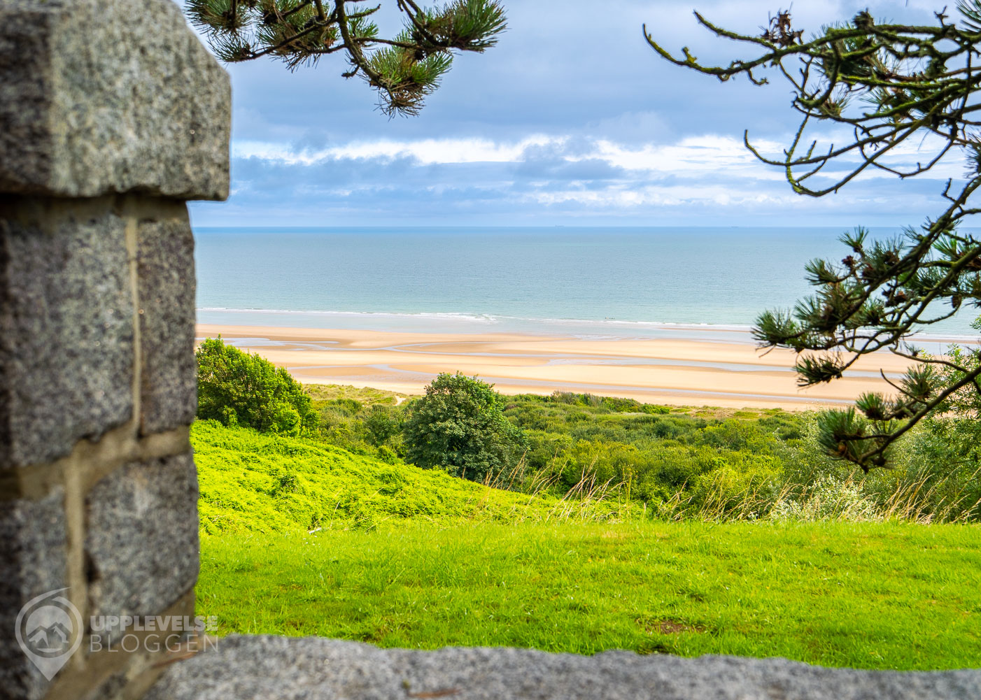 Omaha Beach sett från American Normandy Cemetery