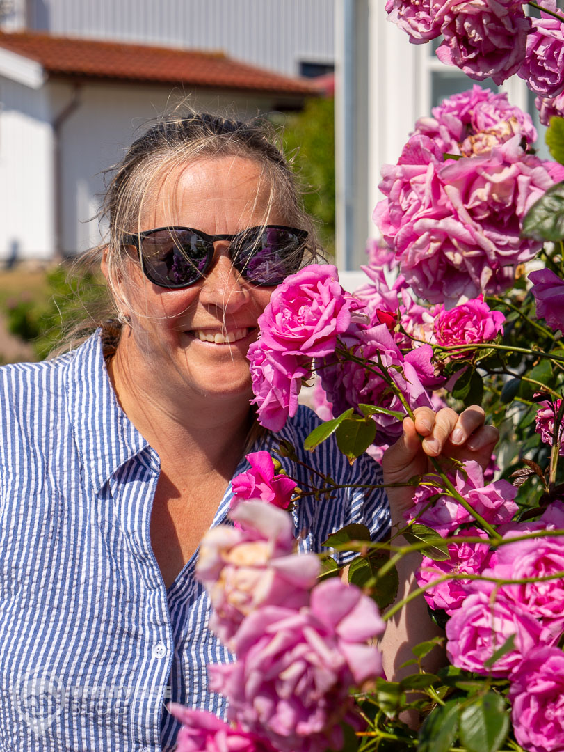 Maria och lite blommor på Vrångö