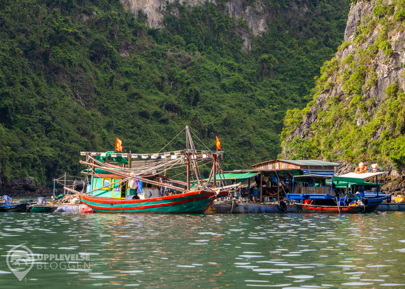 Flytande fiskeö i Ha Long-bukten