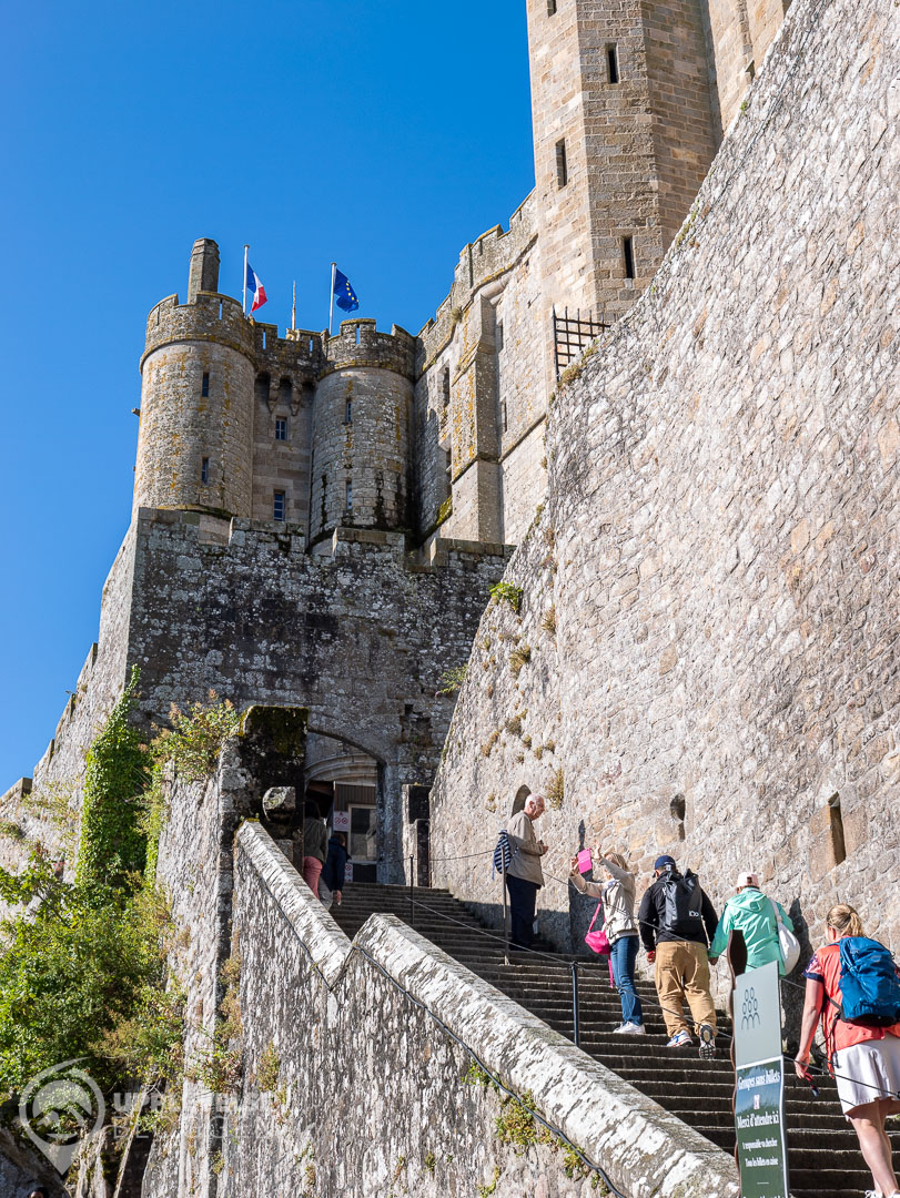 Entrén till klosterkyrkan i Mont-Saint-Michel