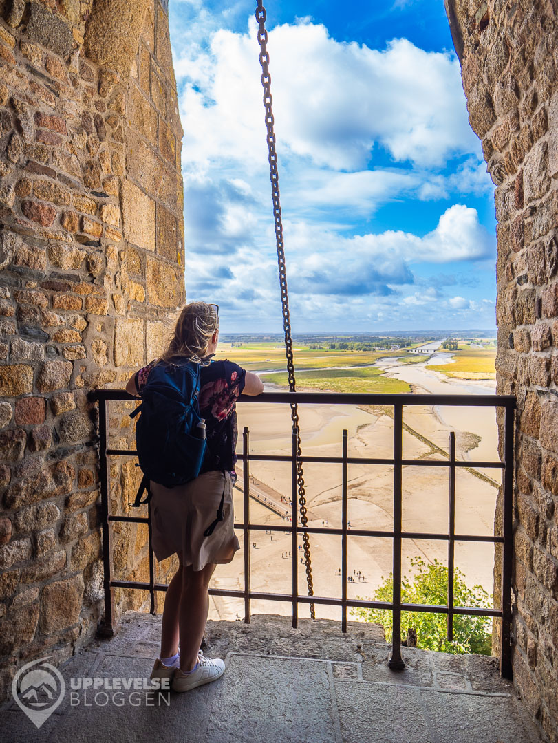 Maria njuter av utsikten vid Mont-Saint-Michel