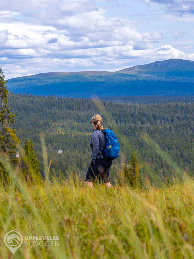 Maria vandrar upp på Ormruet i Funäsdalen