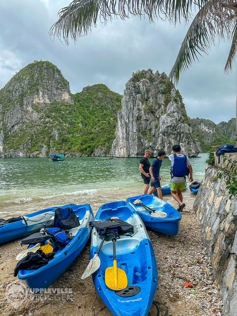 Kajaktur i Halong-bukten