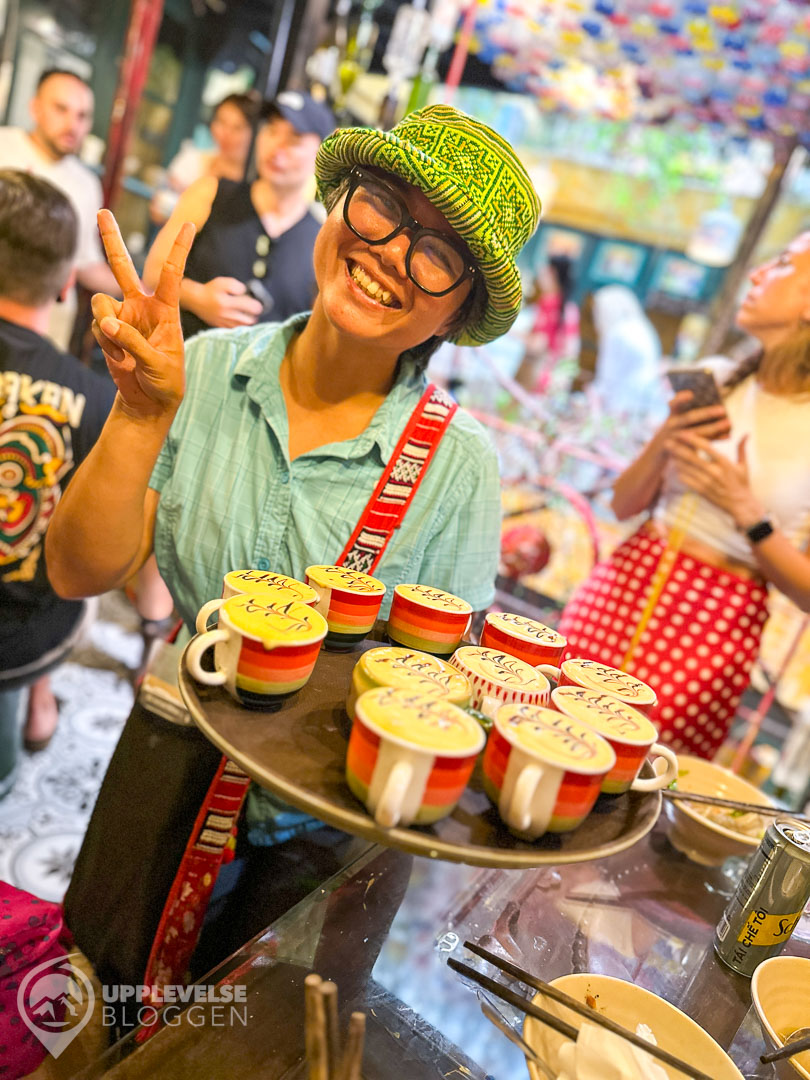 Vår guide med en bricka vietnamesiskt äggkaffe