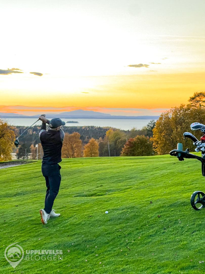 Dryden spelar golf i septemberskymning