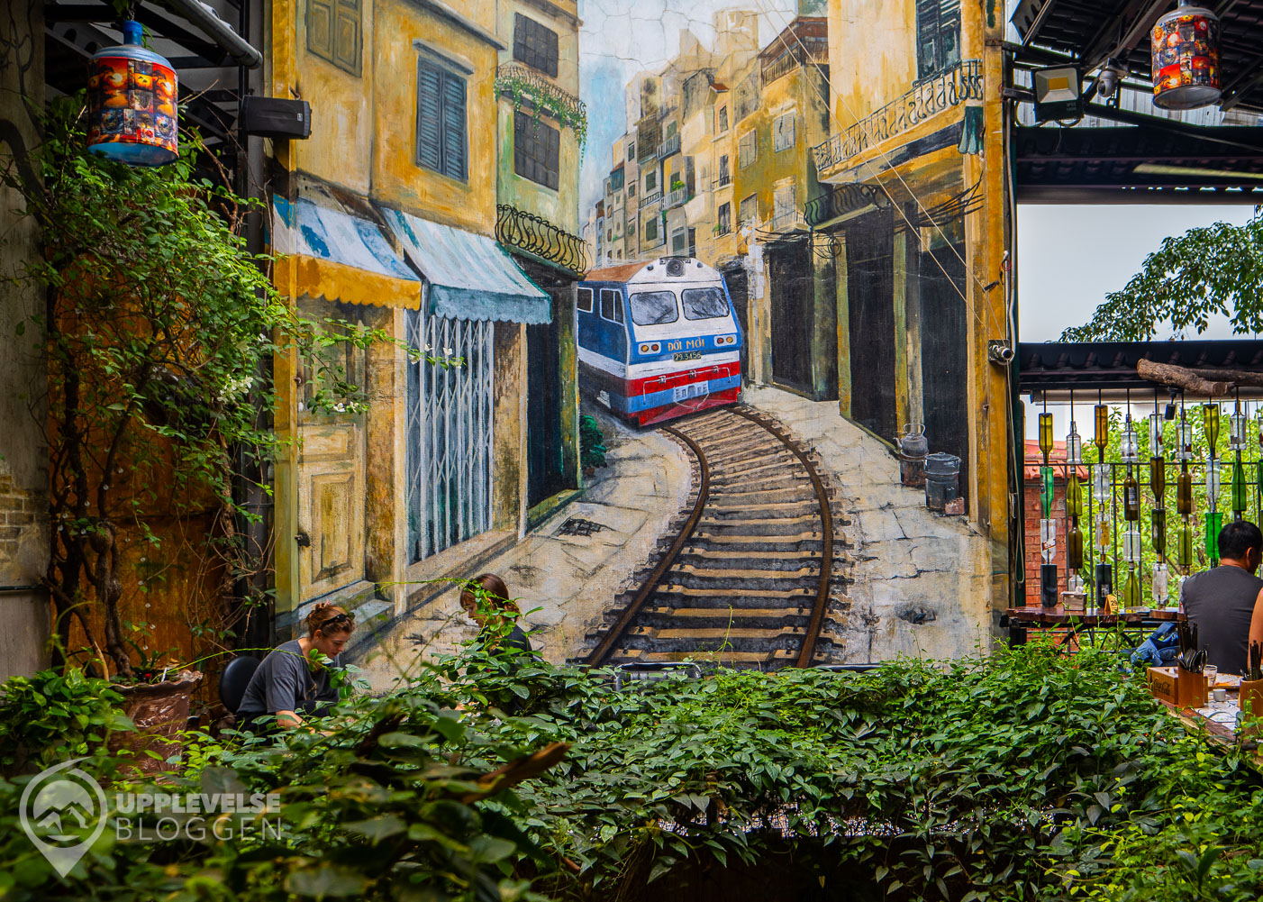 Väggmålning av kända Train Street i Hanoi