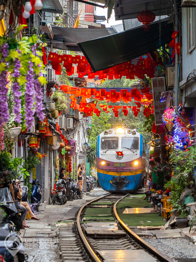 Ankommande tåg på Hanoi Train Street