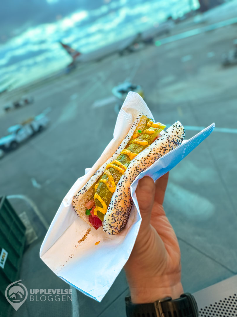 Chicago-style hot dog i loungen på ORD