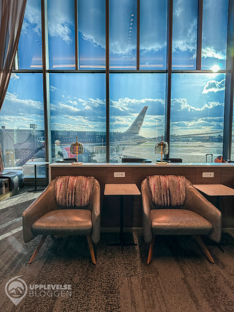 Utsikt mot tarmac i Delta Sky Club på Chicago O'Hare (ORD)