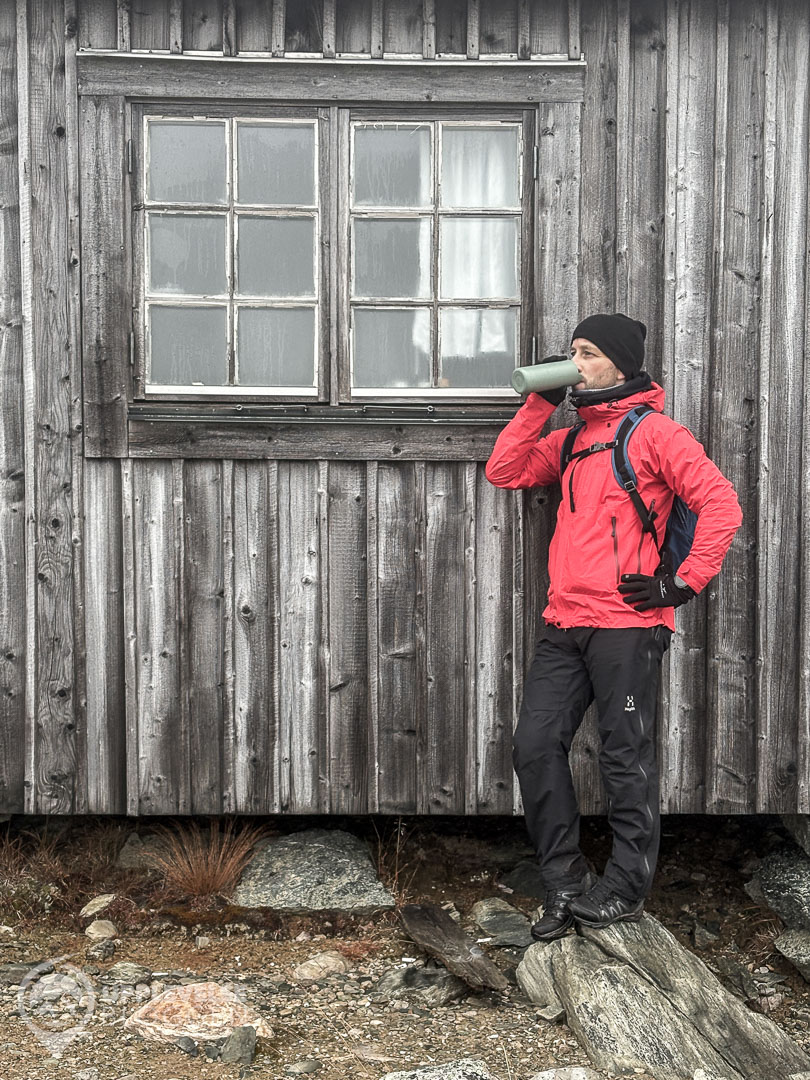 Dryden dricker kaffe på en vandring i Tänndalen