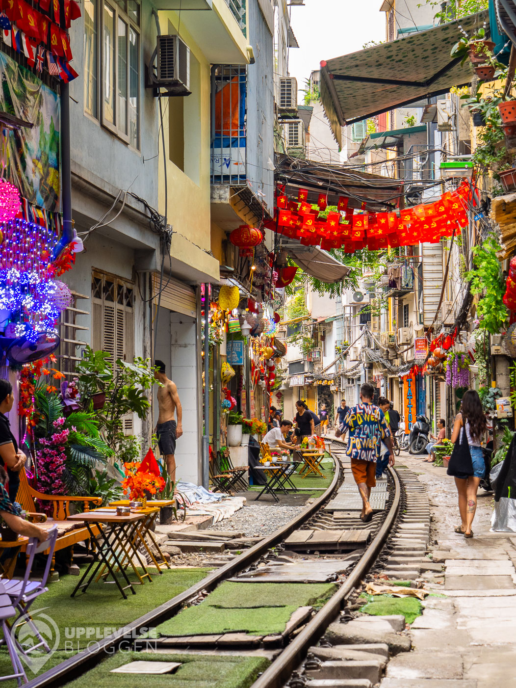 Turister vid Hanoi Train Street i Vietnam