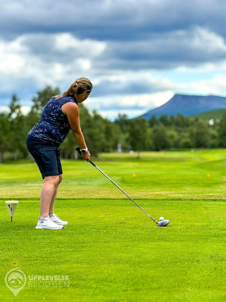 Maria spelar golf i Hede