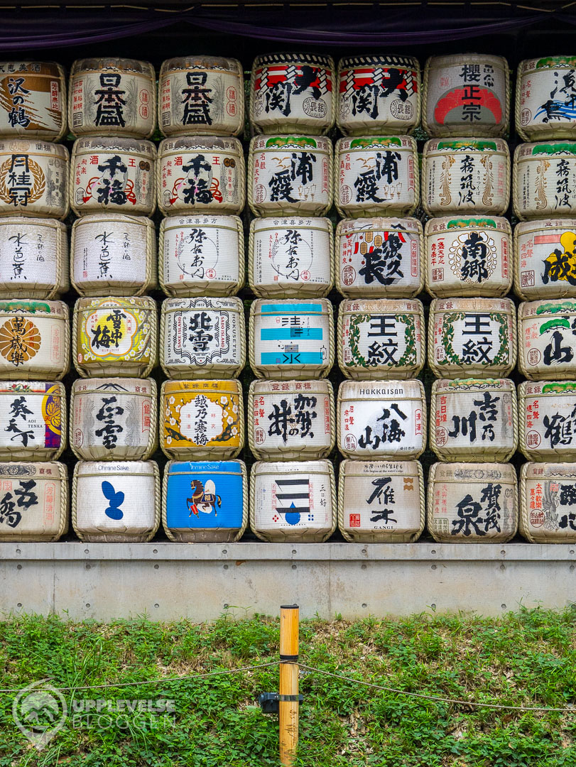 De berömda sake-faten i Meiji Jingu, Tokyo