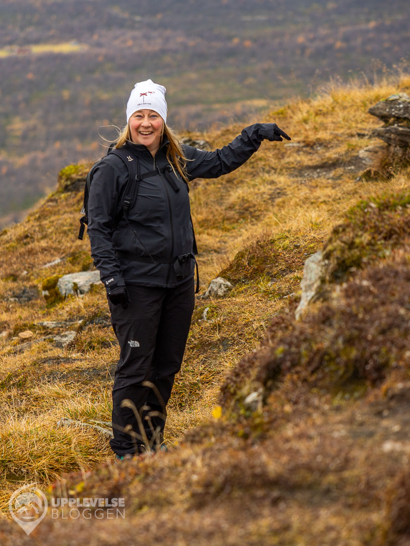 Maria pekar på en perfekt fikaplats